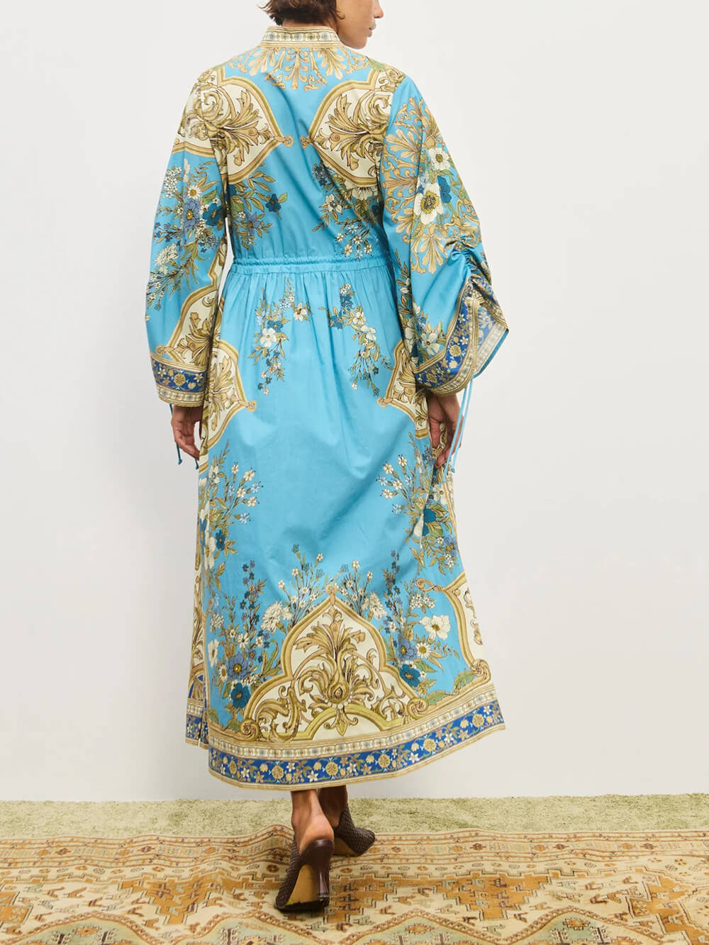 Robe chemise ample à imprimé floral, unique et sans effort, avec poignets et cordon de serrage à la taille