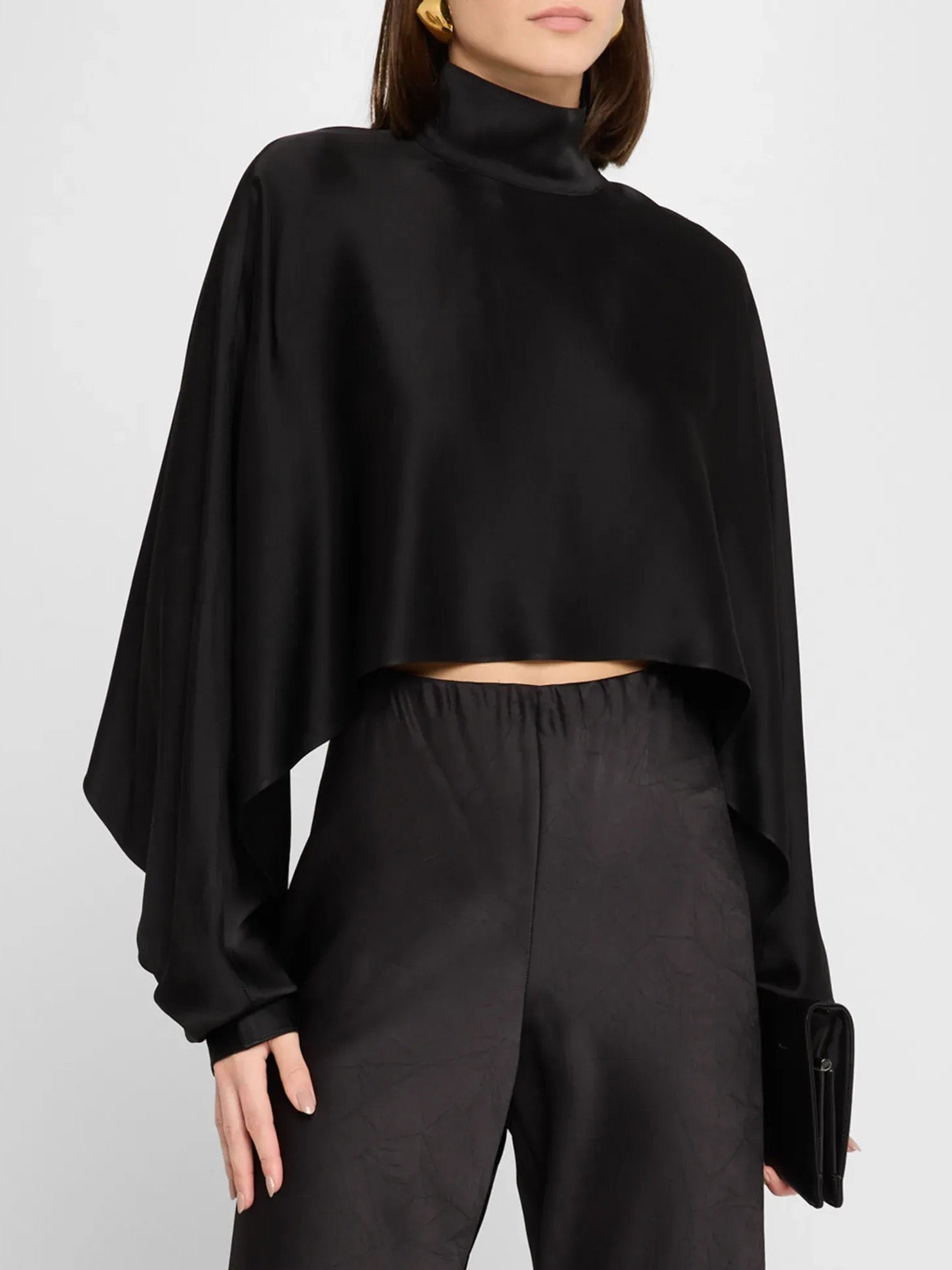 Elegantes Satin Cropped Langarmshirt