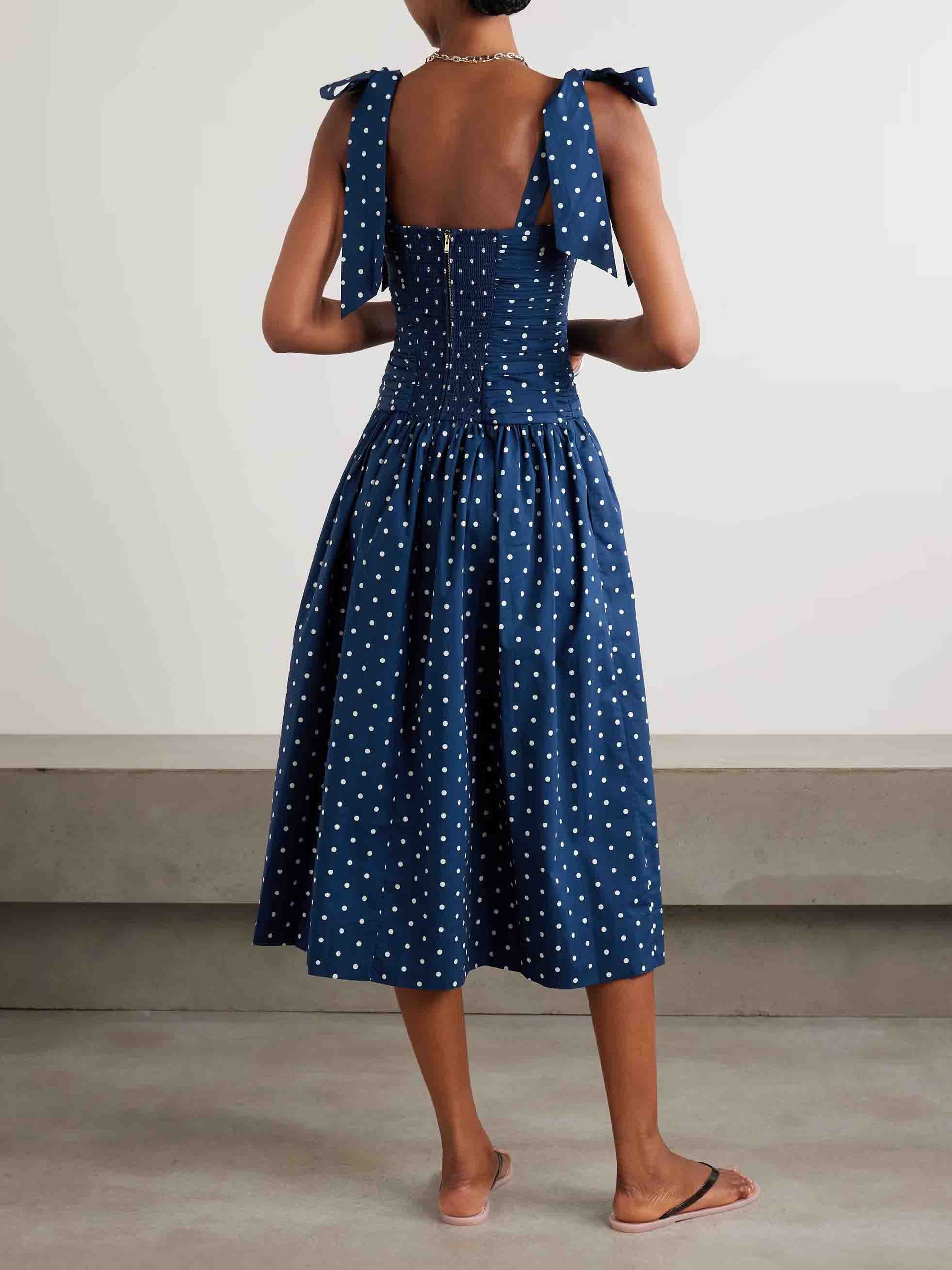Robe mi-longue plissée à pois et lacets rétro