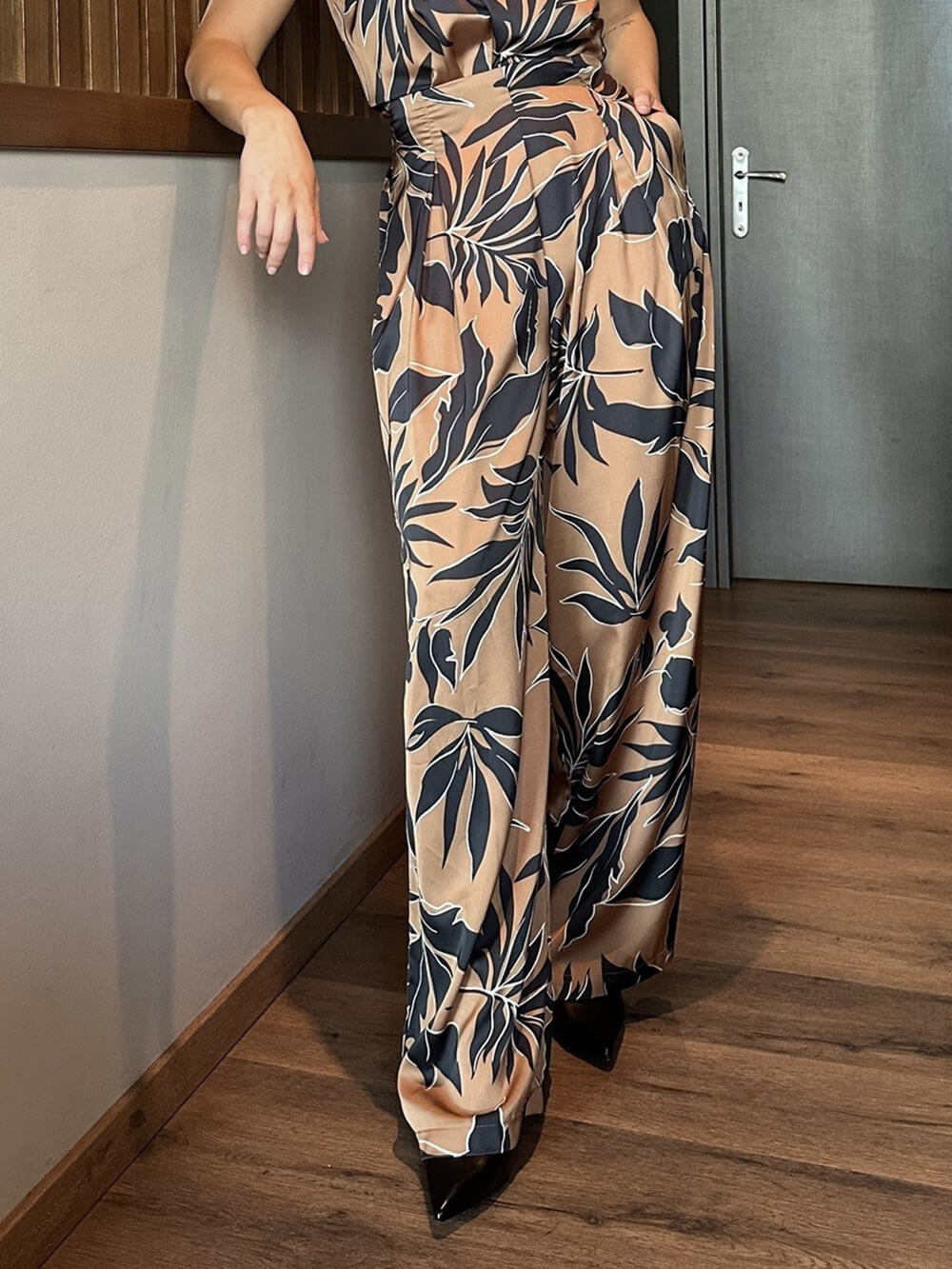 Einzigartige Hose mit weitem Bein und Plissierung in Satin mit Blattmuster und elastischer Taille