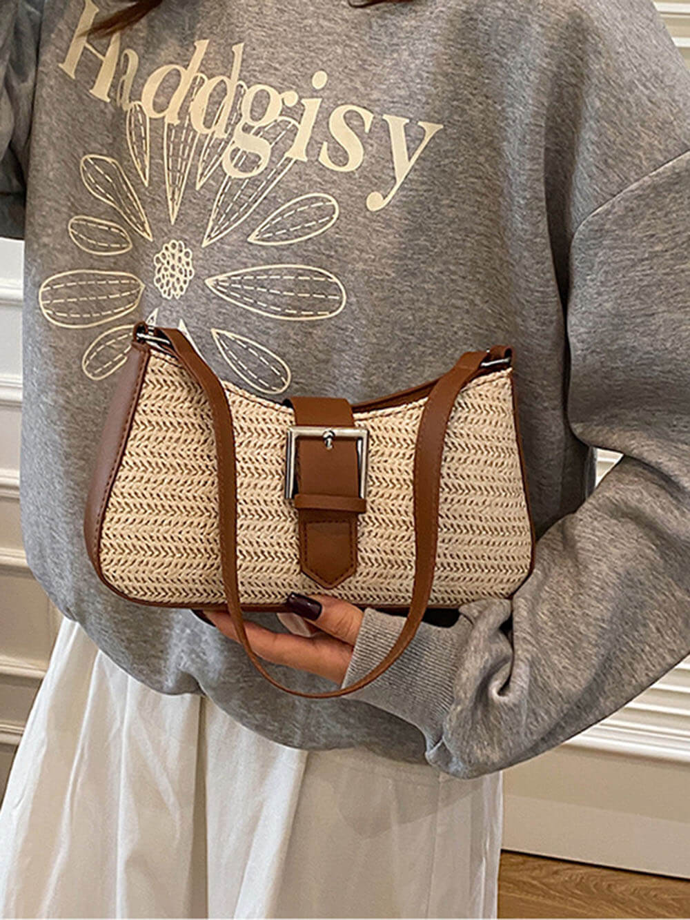 Sac à bandoulière tendance en paille tissée pour les vacances