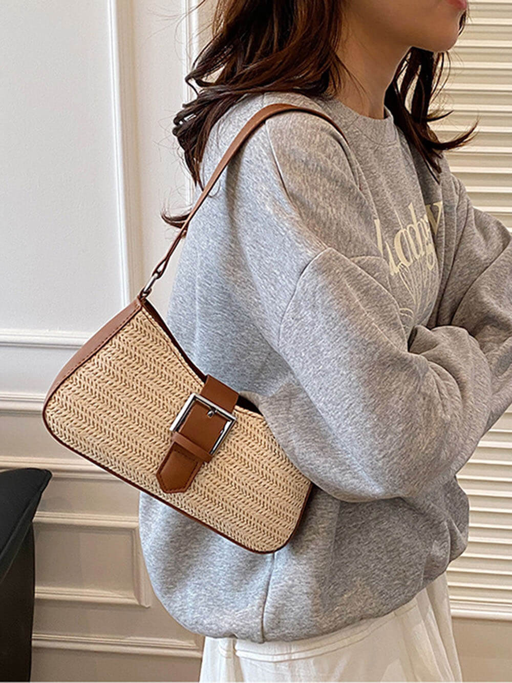 Sac à bandoulière tendance en paille tissée pour les vacances