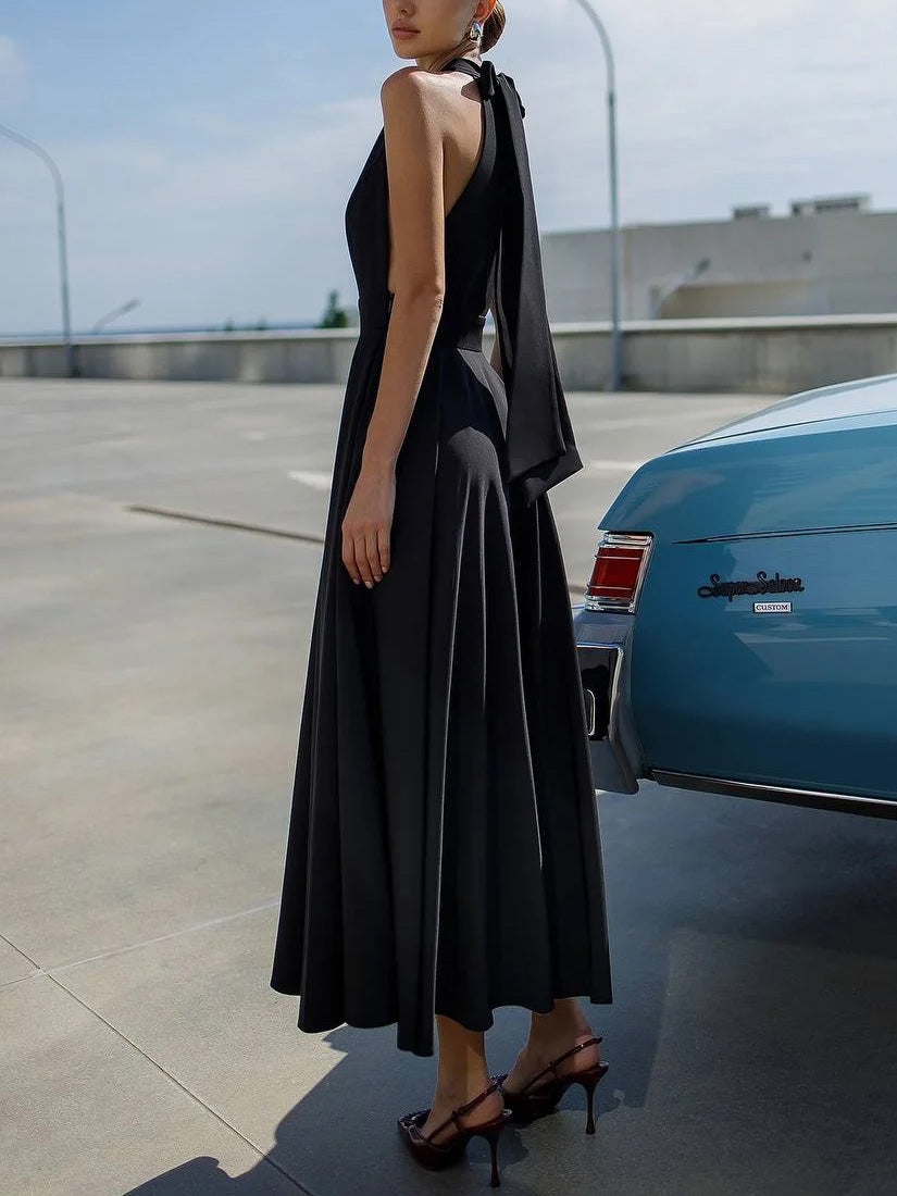 Robe mi-longue élégante à col licou et coupe trapèze
