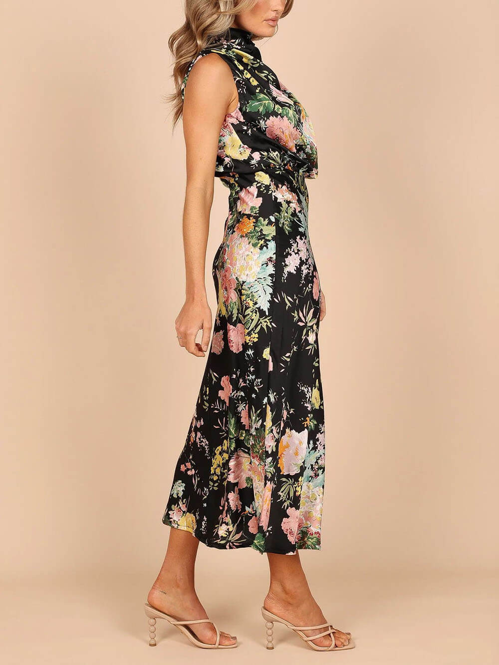 Robe longue fleurie à col licou et taille élastique