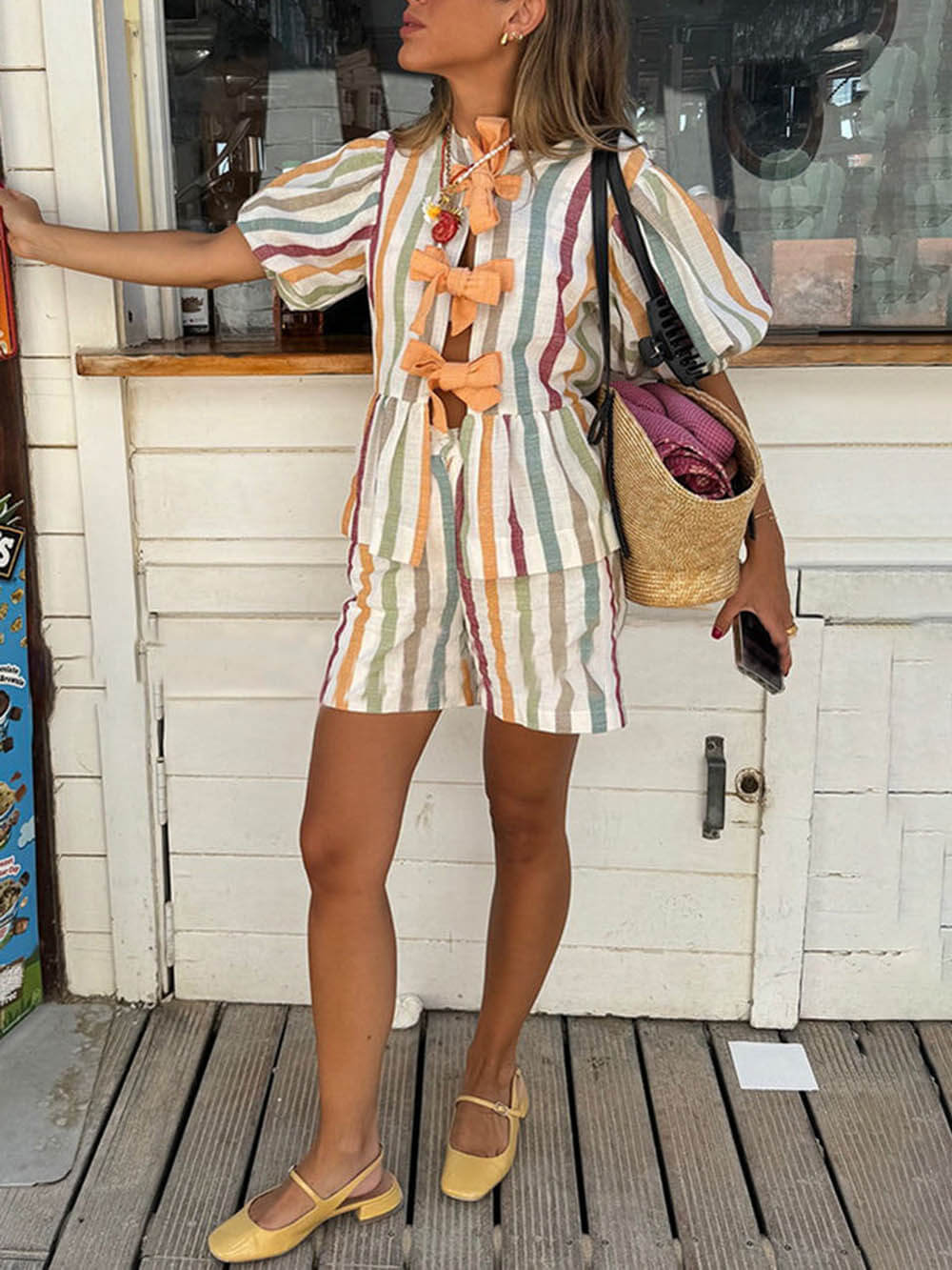 Set aus gestreiftem Oberteil mit geknoteten Puffärmeln und Shorts mit Taschen und elastischer Taille