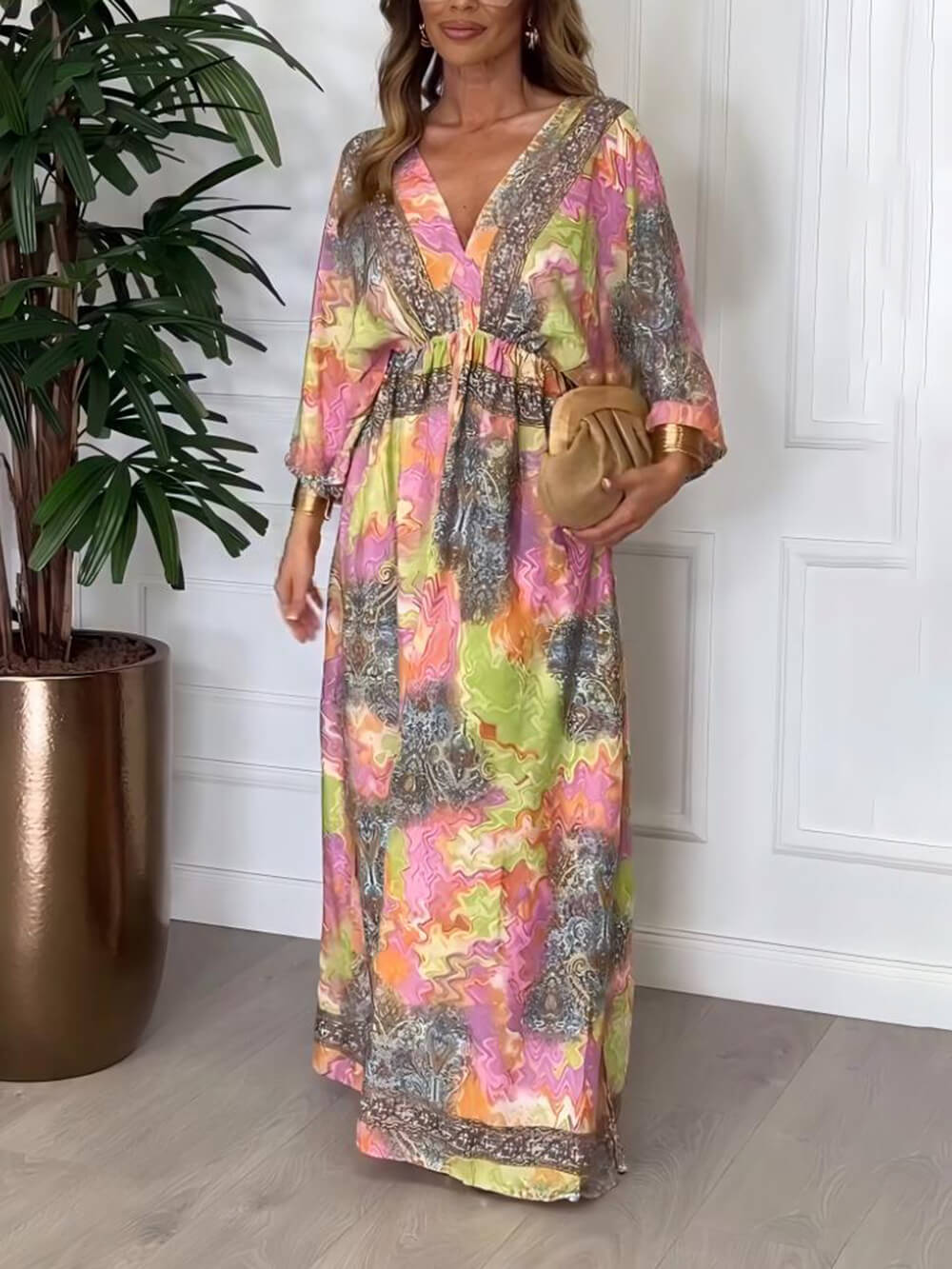 Sommerliches Maxikleid mit kräftigem Blumendruck und elastischer Taille, rückenfreiem Schlitz