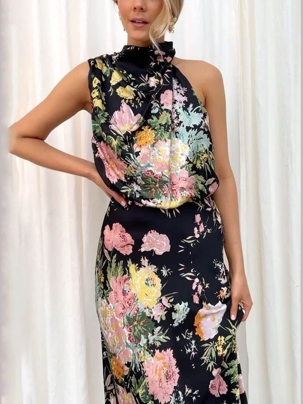 Robe longue fleurie à col licou et taille élastique