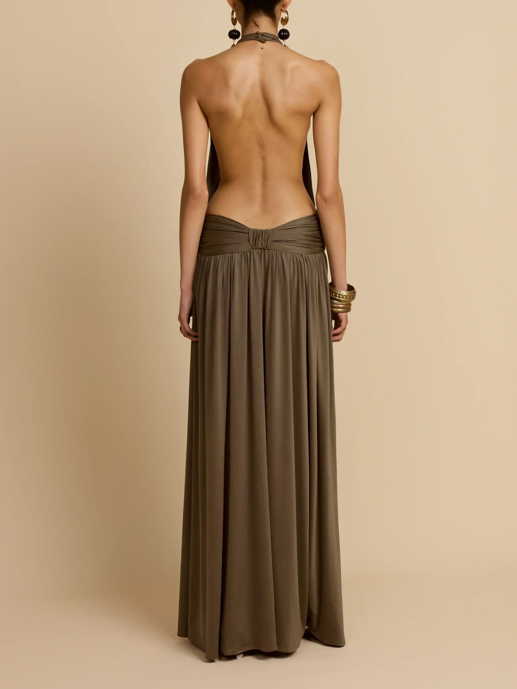 Sexy plissiertes Maxikleid aus Strick mit offenem Rücken und niedriger Taille
