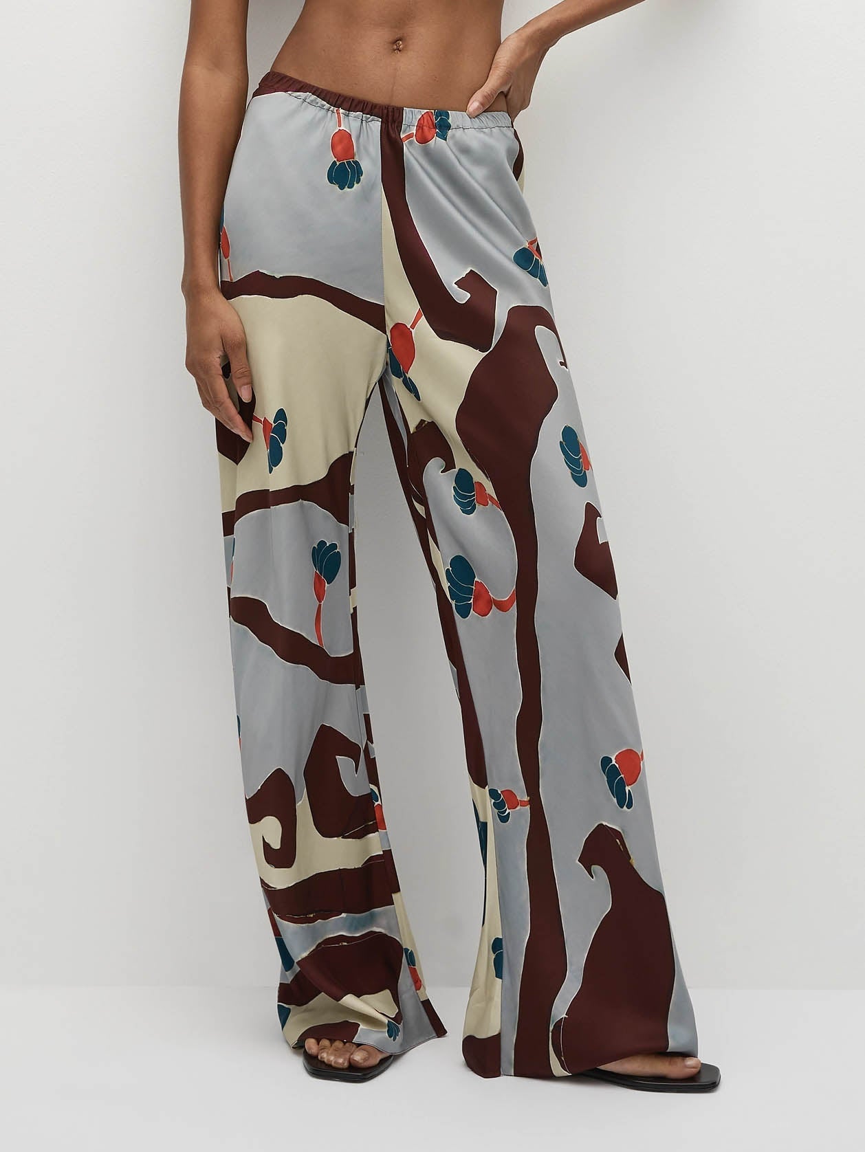 Einzigartige Hose mit weitem Bein und abstraktem Blumenmuster aus Satin