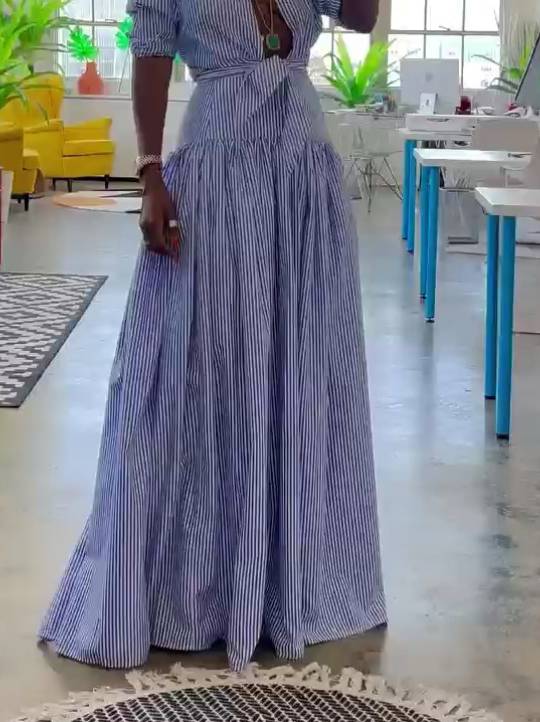 Ensemble chemise et jupe à rayures avec col montant
