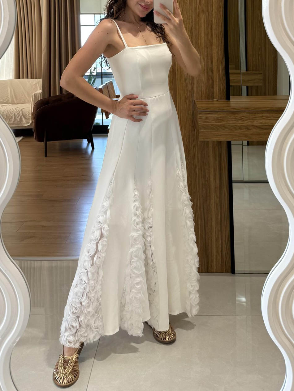 Robe mi-longue élégante à bretelles spaghetti et appliques florales roses