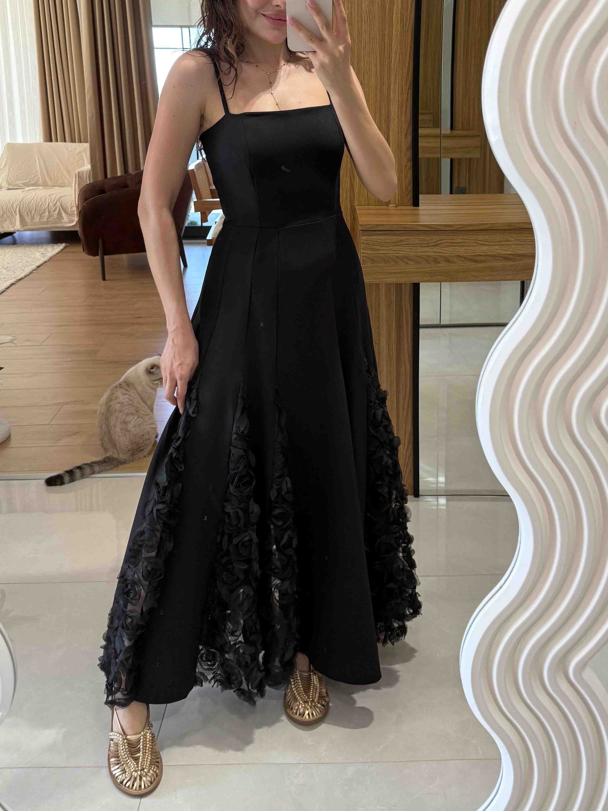 Robe mi-longue élégante à bretelles spaghetti et appliques florales roses