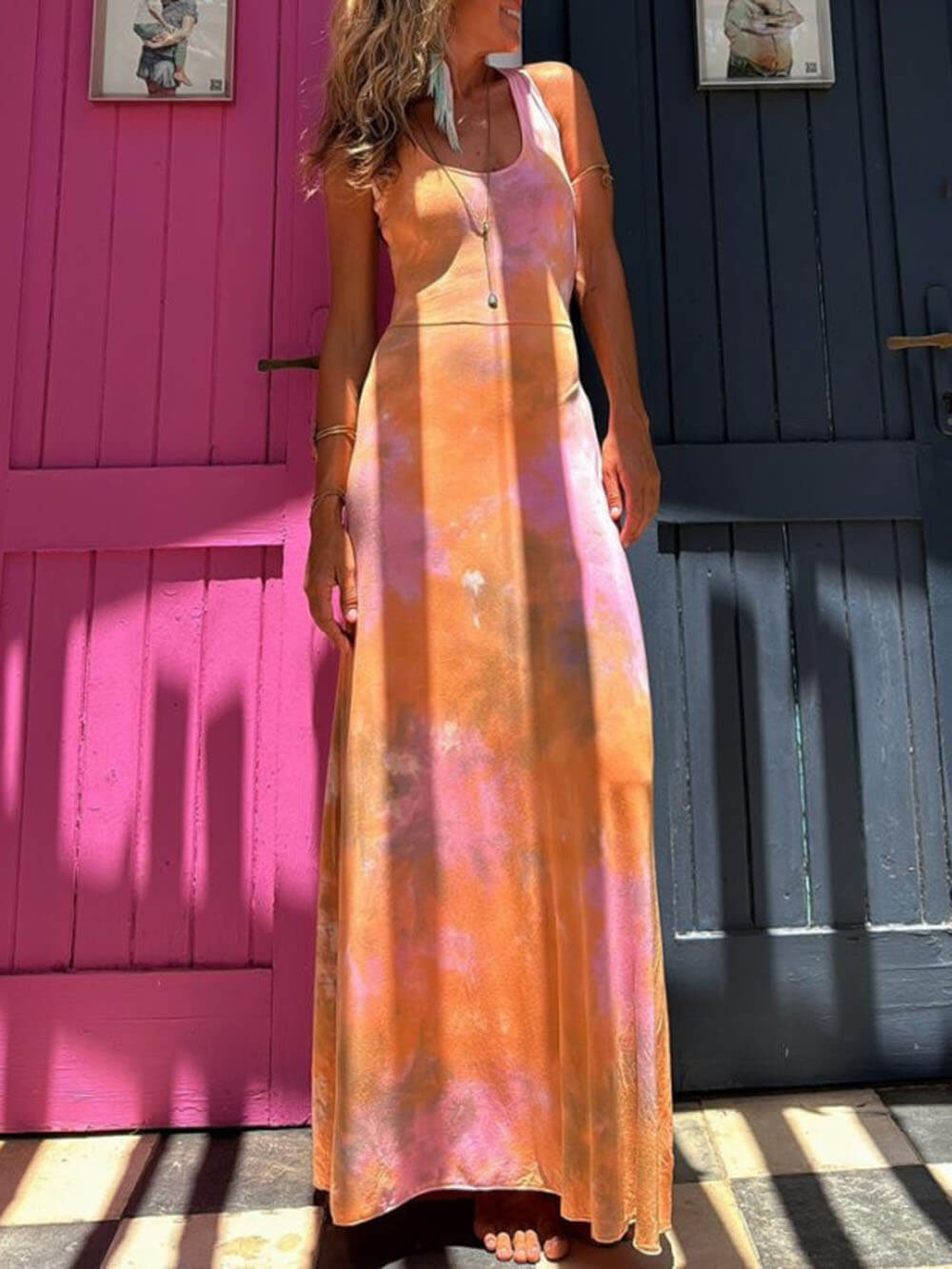 Unique Summer Adventures – Stretch-Maxikleid mit Batikmuster und Schnürung auf der Rückseite