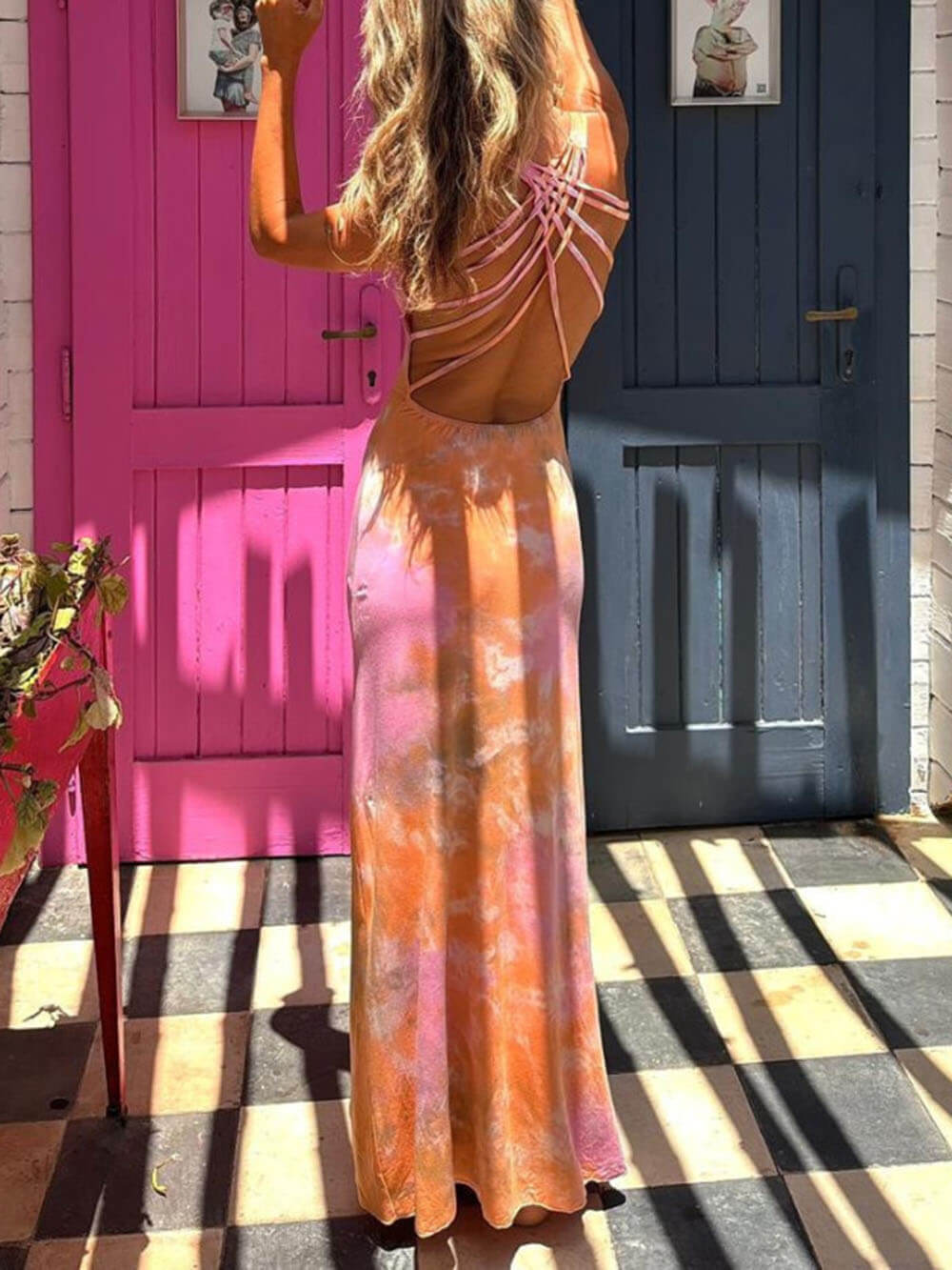 Unique Summer Adventures – Stretch-Maxikleid mit Batikmuster und Schnürung auf der Rückseite