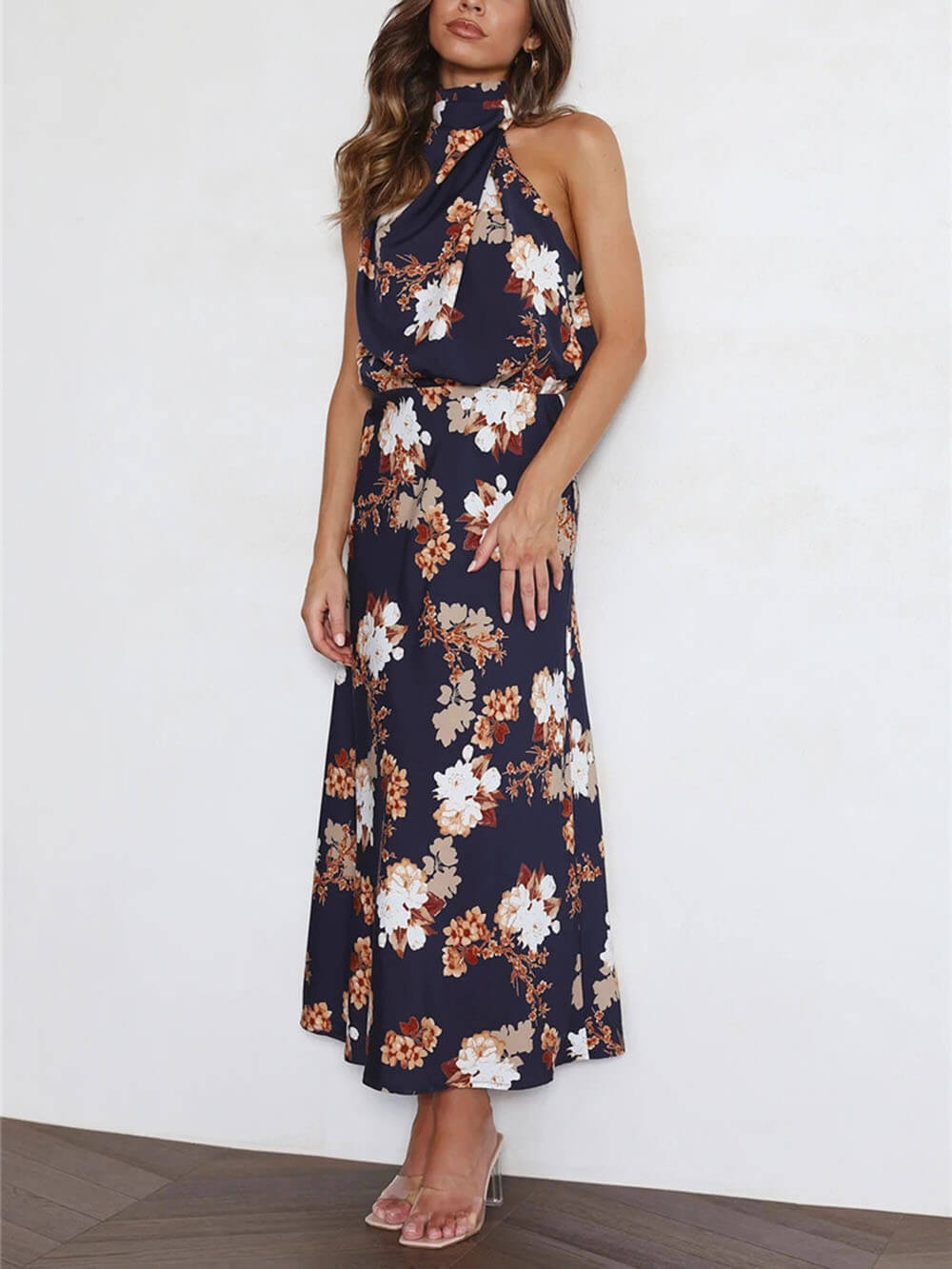 Robe longue fleurie à col licou et taille élastique