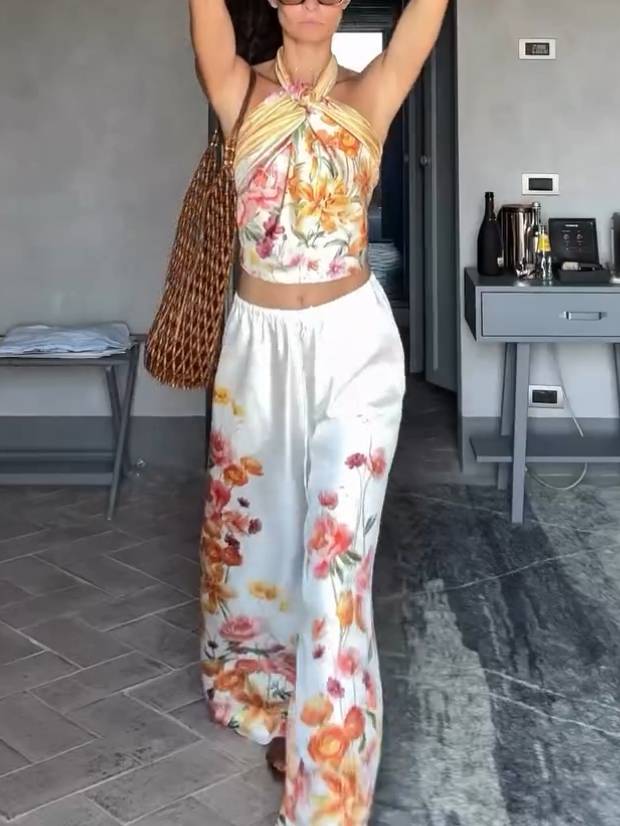 Set aus Oberteil mit Schal und weitem Bein im Urlaubsstil mit Blumenmuster