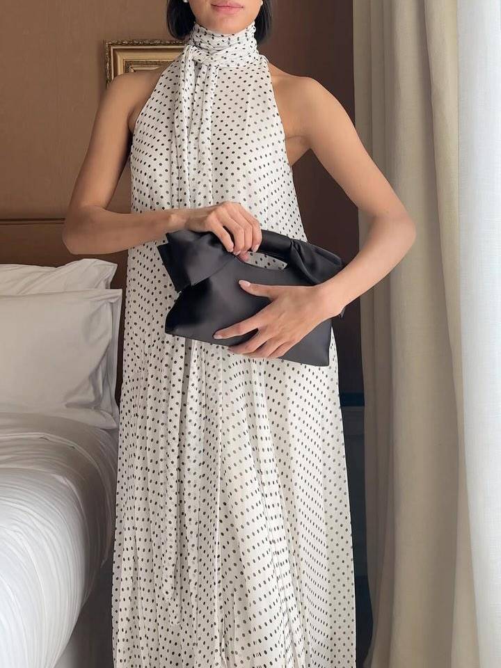 Robe à pois à ourlet irrégulier