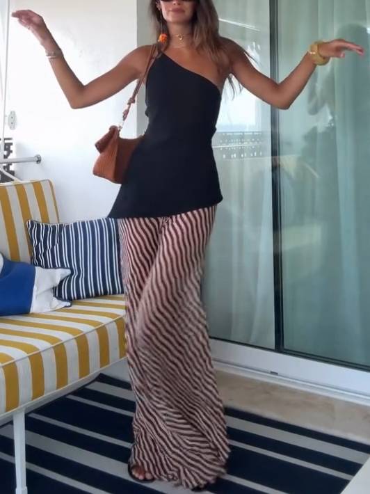 Set aus rückenfreiem Oberteil mit schrägem Ausschnitt und Hose mit weitem Bein und Streifenmuster