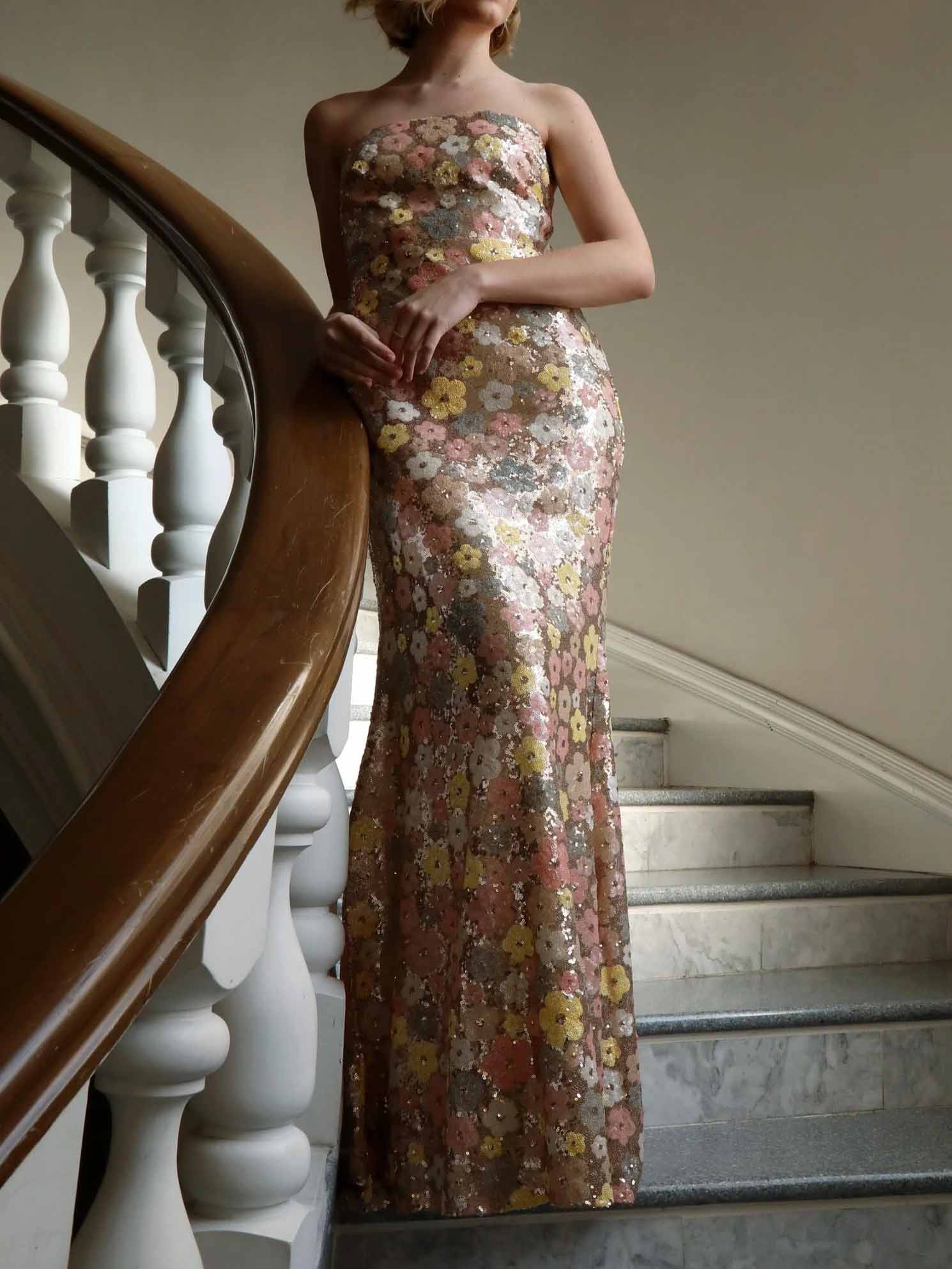 Elegantes Maxikleid mit Pailletten und buntem Blumenmuster