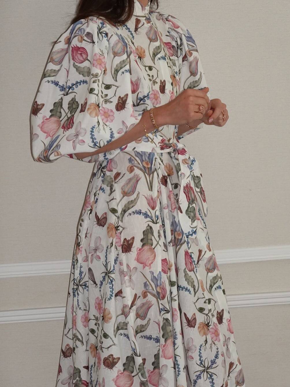 Kleid mit Stehkragen und Puffärmeln