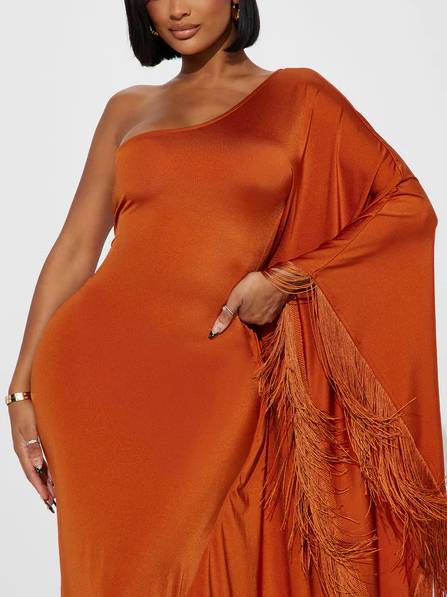 Robe mi-longue à épaules dénudées et à une manche avec pompons