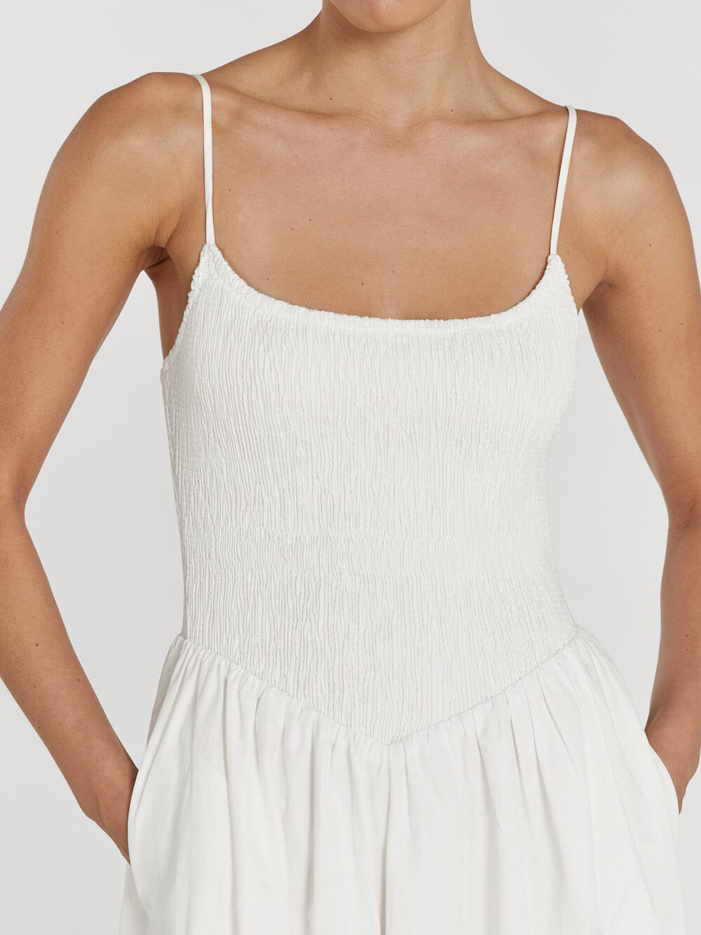 Robe mi-longue fendue à bretelles spaghetti tendance de couleur unie