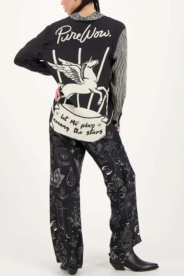 Set aus langärmliger Bluse und Hose mit weitem Bein und Tasche in der elastischen Taille von Black Magic aus Satin mit einzigartigem Aufdruck