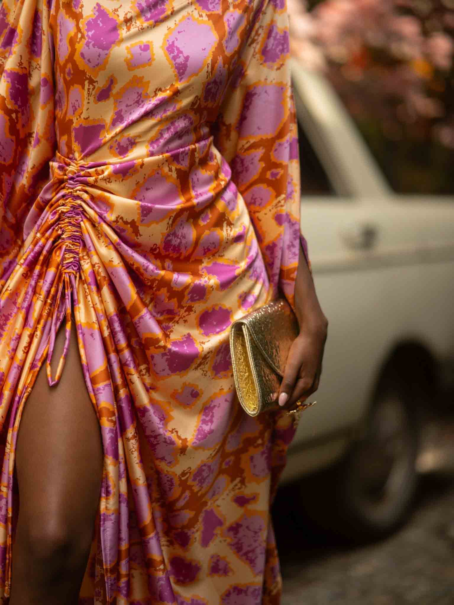 Robe longue froncée à imprimé abstrait vibrant et fente haute