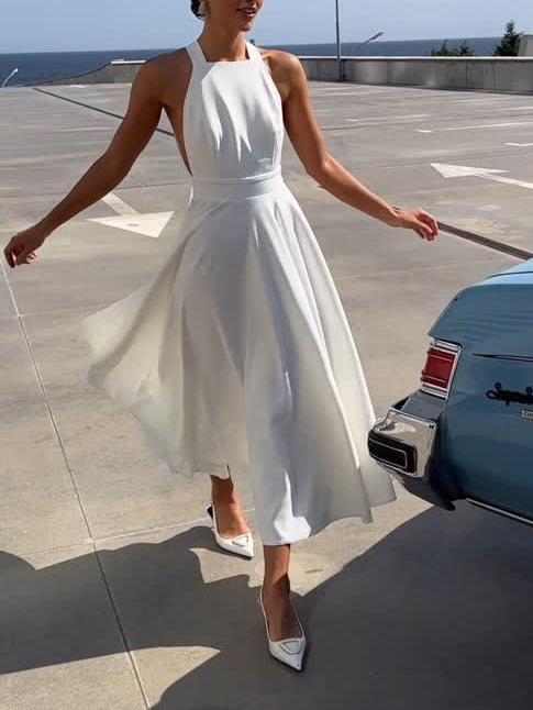 Robe mi-longue élégante à col licou et coupe trapèze