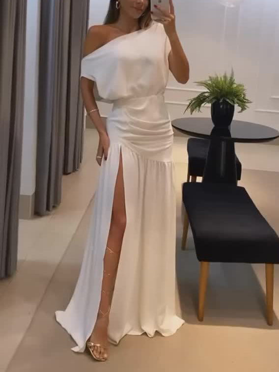 Elegantes bodenlanges Maxikleid mit schrägem Ausschnitt und Schlitz