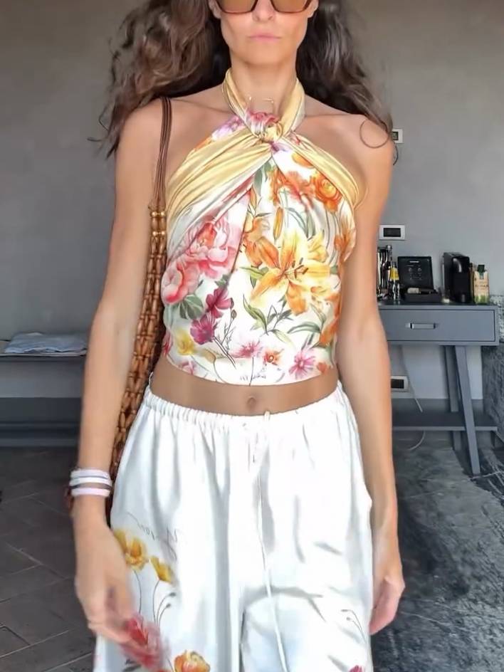Set-Top im Urlaubsstil mit Blumenmuster und Schal und Hose mit weitem Bein