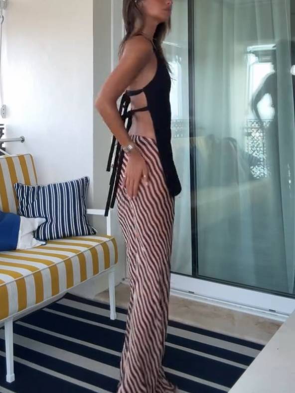Set-Top mit schrägem Ausschnitt, rückenfreiem Oberteil und Hose mit weitem Bein und Streifenmuster