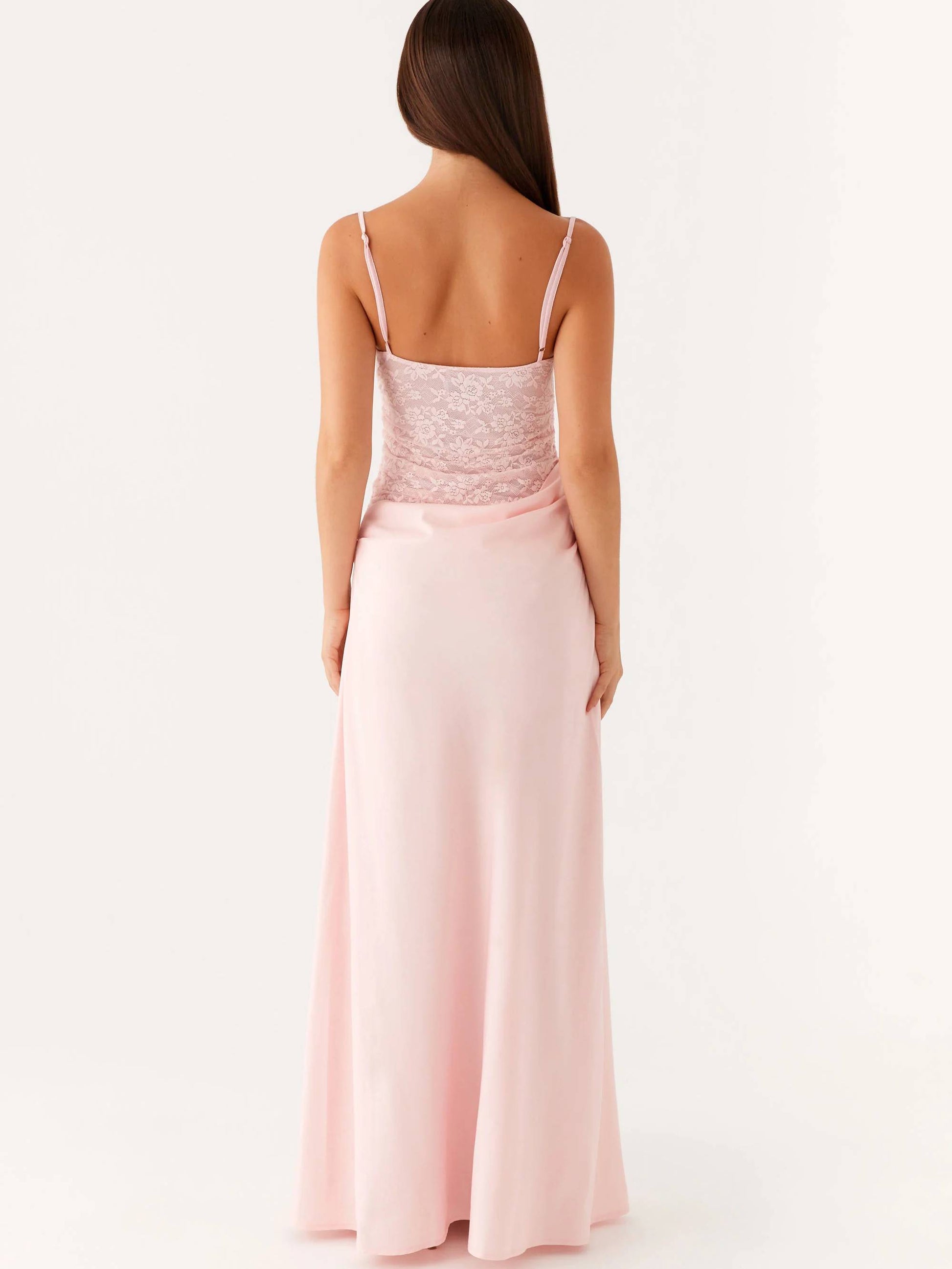 Schmal geschnittenes Maxi-Sling-Kleid mit Spitzenspleiß und Faltenrock
