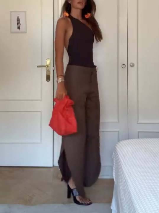 Bodysuits mit schrägem Kragen, schulterfrei und seitlichen Schlitzen, weit geschnittene Hose