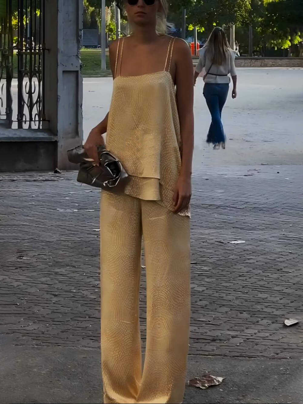 Einzigartige Hose aus fließendem Satin mit künstlerischem Druck und weitem Bein und elastischer Taille