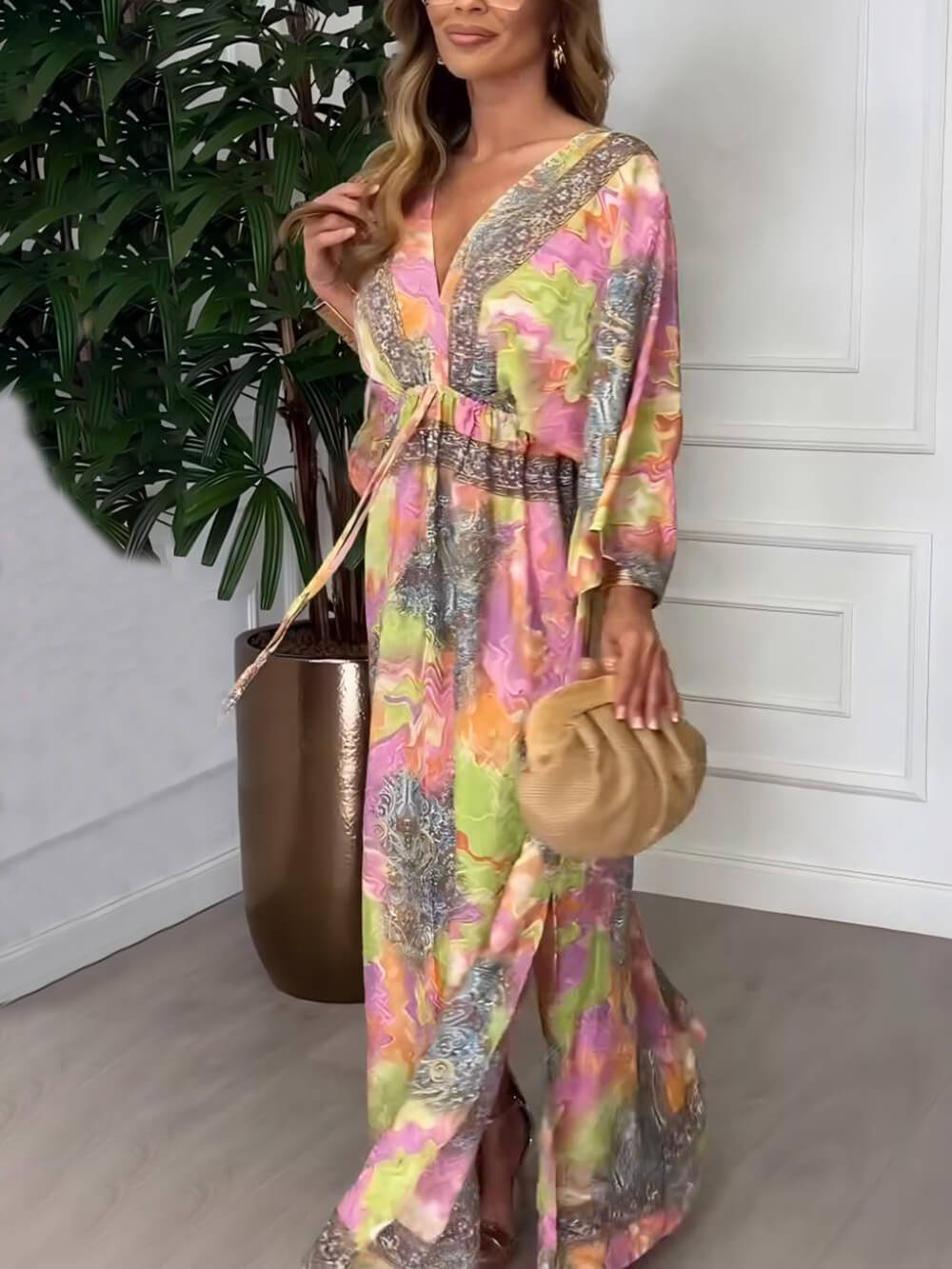 Sommerliches Maxikleid mit kräftigem Blumendruck und elastischer Taille, rückenfreiem Schlitz