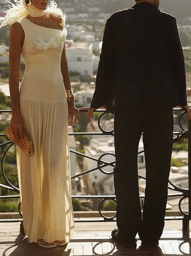 Robe longue unique à plumes et épaules dénudées