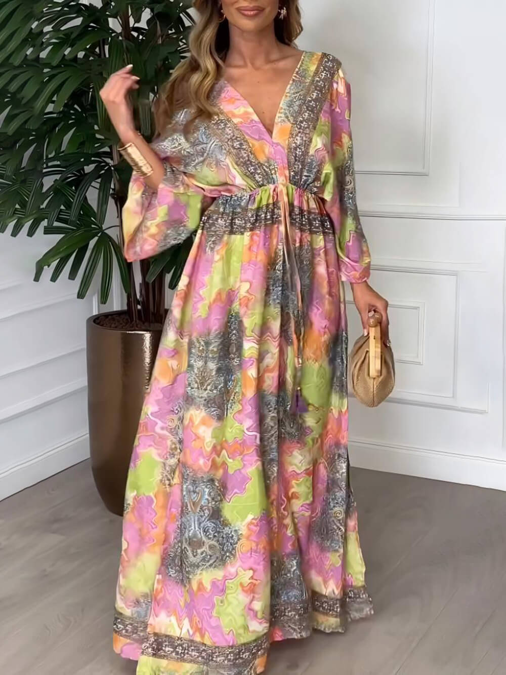 Sommerliches Maxikleid mit kräftigem Blumendruck und elastischer Taille, rückenfreiem Schlitz