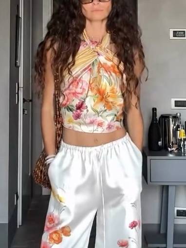 Set-Top im Urlaubsstil mit Blumenmuster und Schal und Hose mit weitem Bein