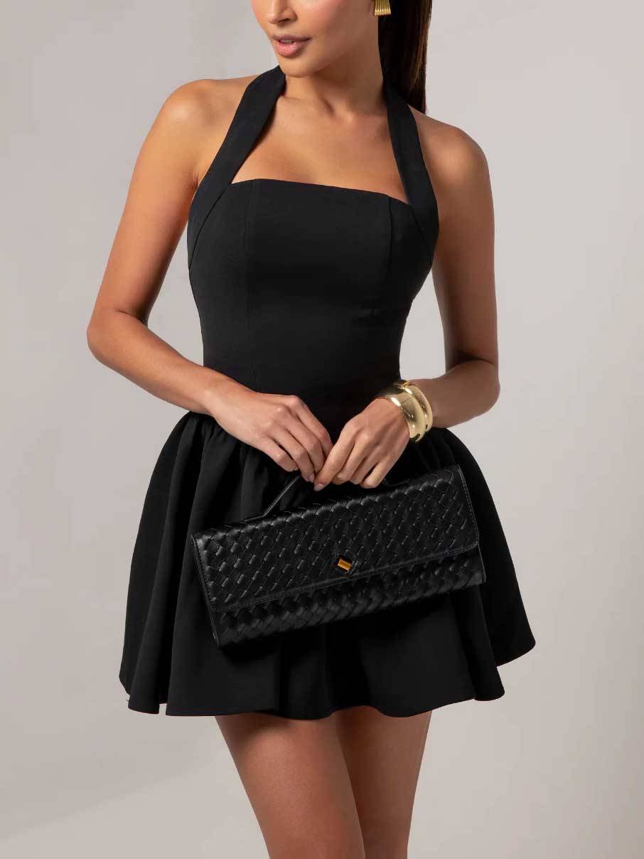 Mini-robe élégante dos nu à col licou