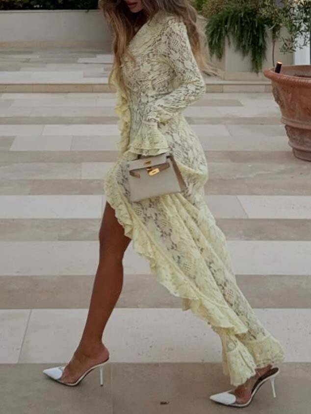 Robe longue fendue sur le devant en dentelle à volants