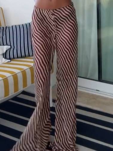 Set aus rückenfreiem Oberteil mit schrägem Ausschnitt und Hose mit weitem Bein und Streifenmuster