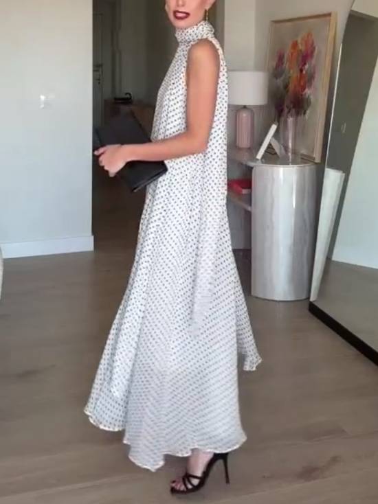 Robe à pois à ourlet irrégulier