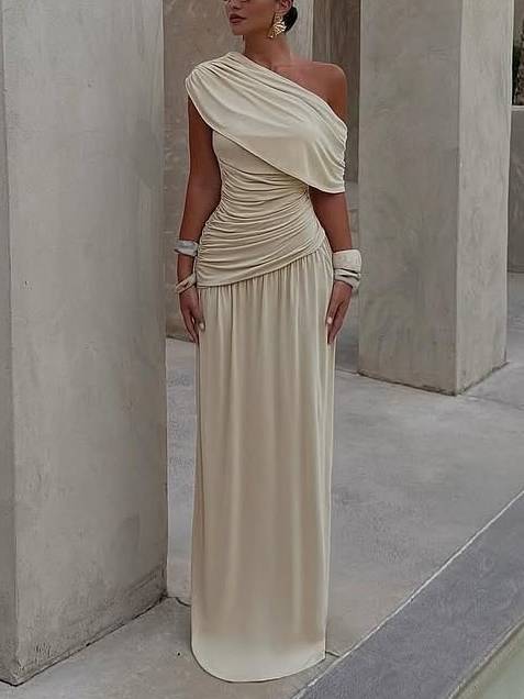 Robe longue plissée à épaules dénudées et coupe ajustée