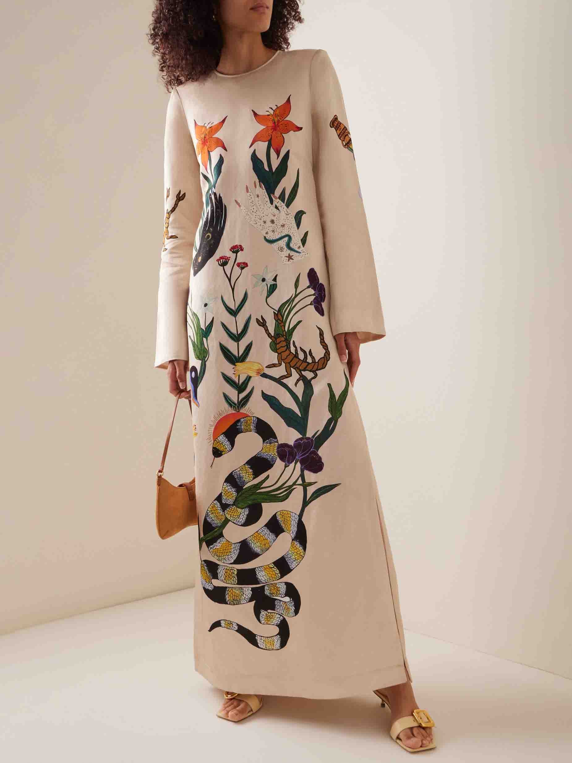 Modernes, einzigartiges Maxikleid aus Satin mit Blumendruck und Schlitz