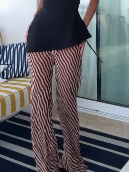 Set aus rückenfreiem Oberteil mit schrägem Ausschnitt und Hose mit weitem Bein und Streifenmuster
