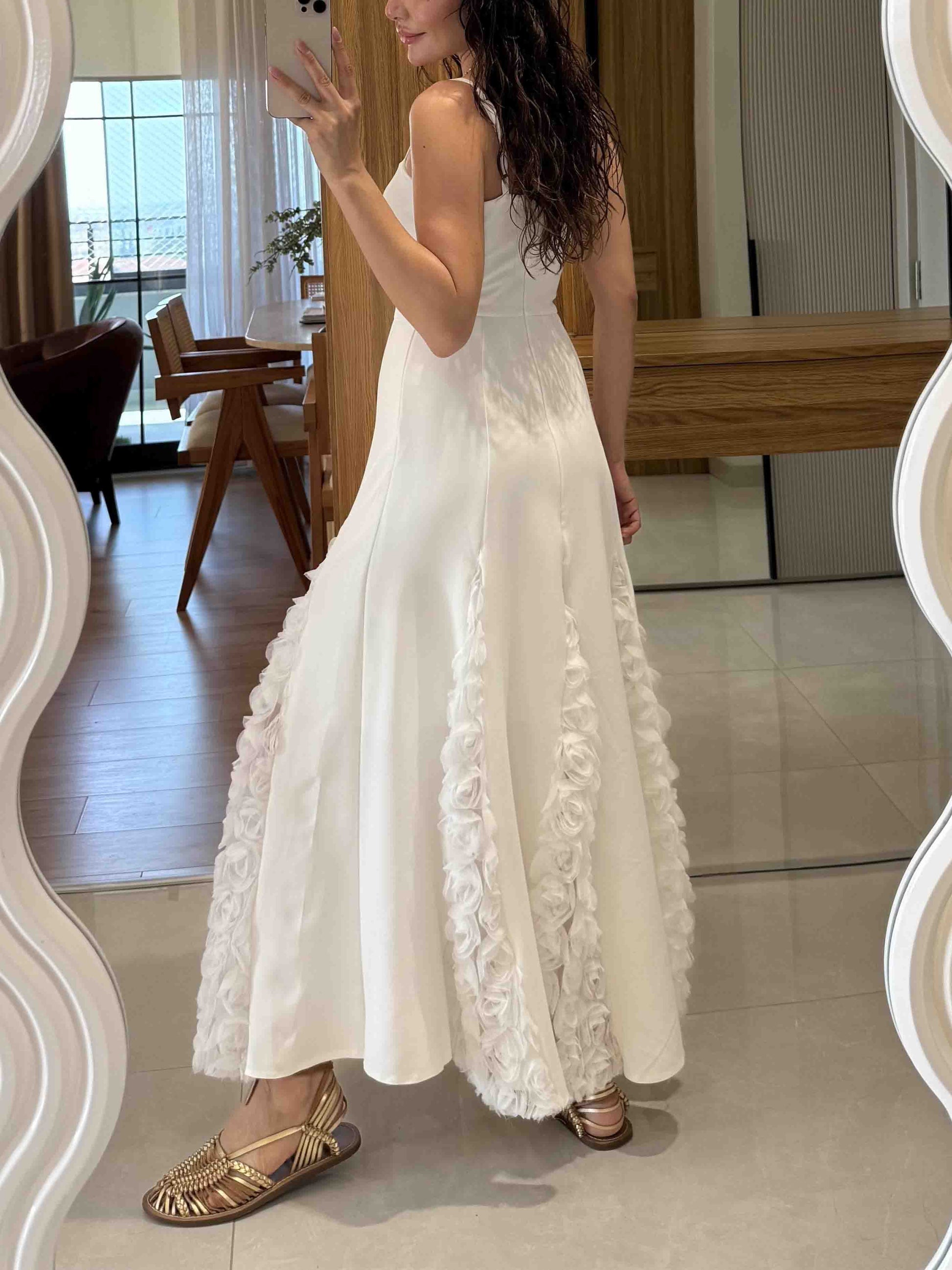 Robe mi-longue élégante à bretelles spaghetti et appliques florales roses