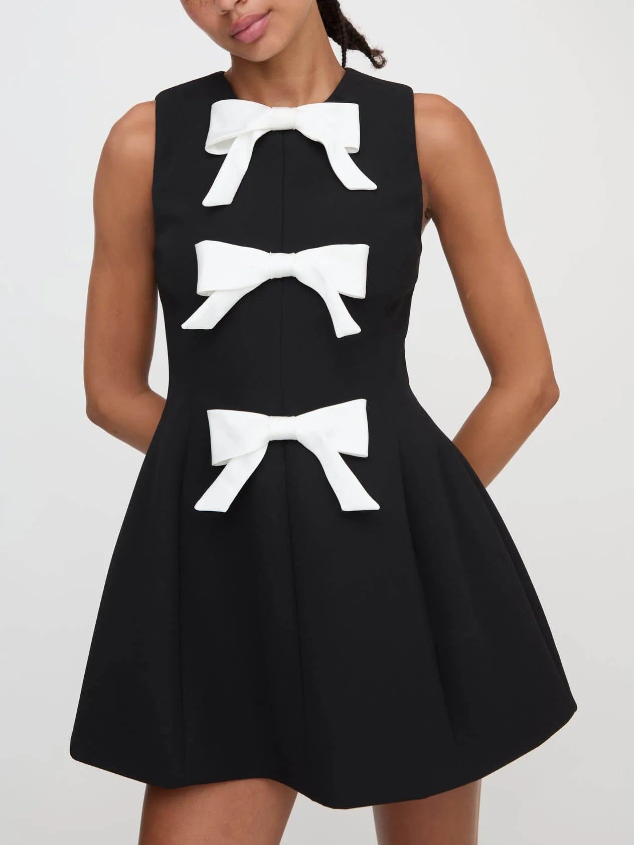 Elegantes Minikleid mit Rundhalsausschnitt und Schleife