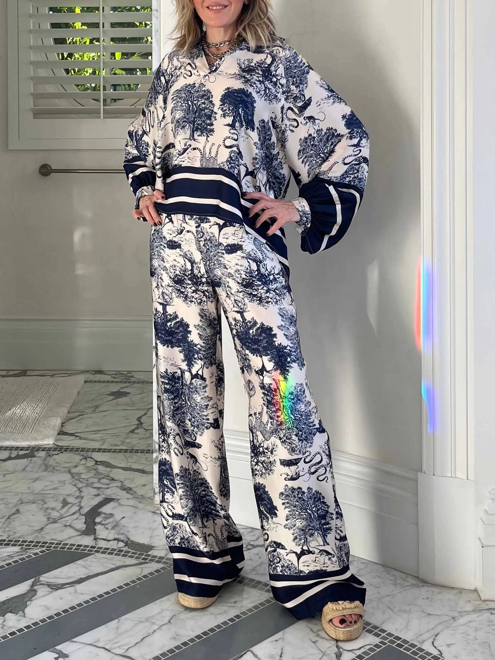 Lockere Hose mit weitem Bein und Satin-Jungle-Blumendruck