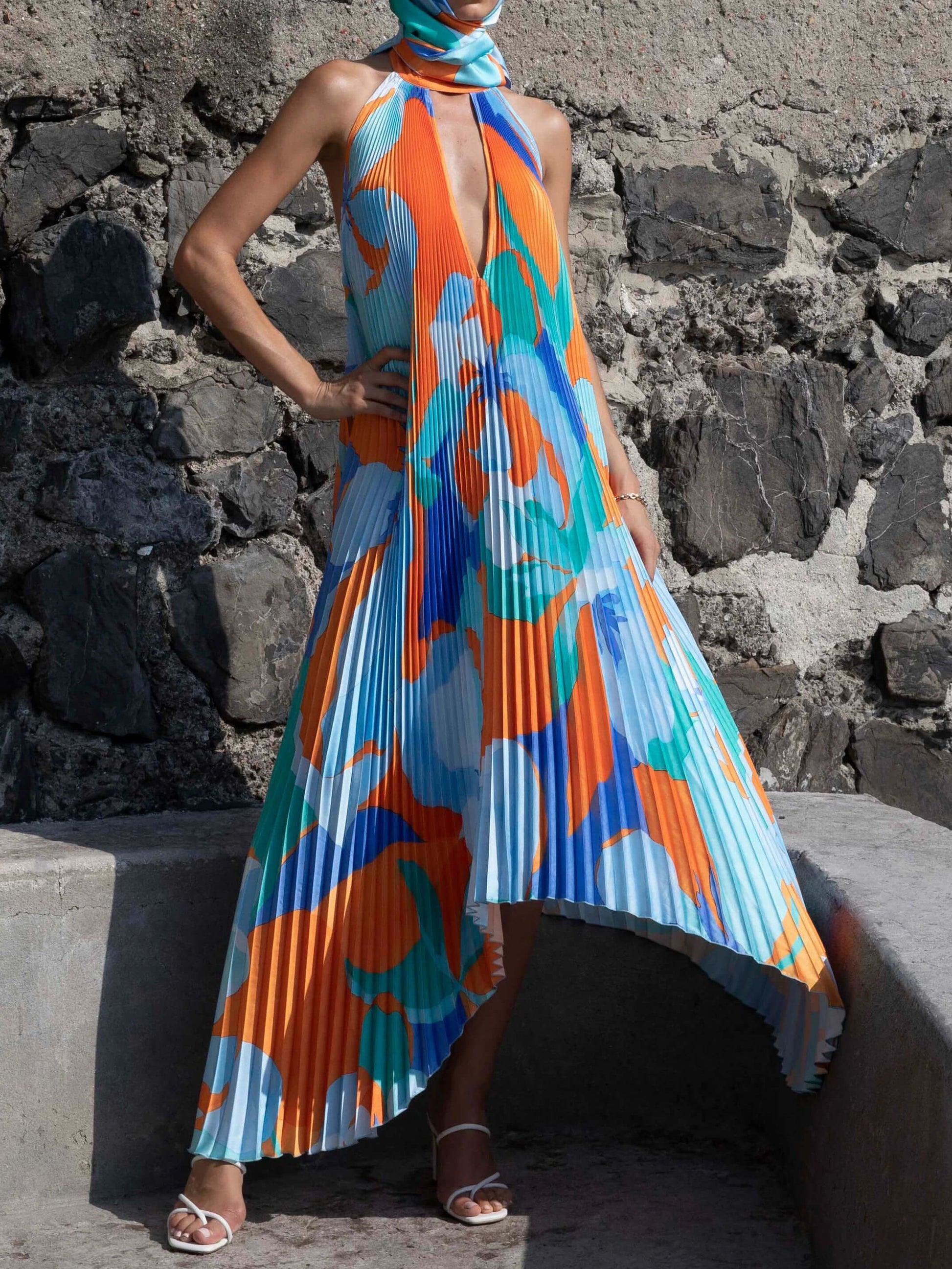 Robe midi plissée élégante à bretelles et dos nu